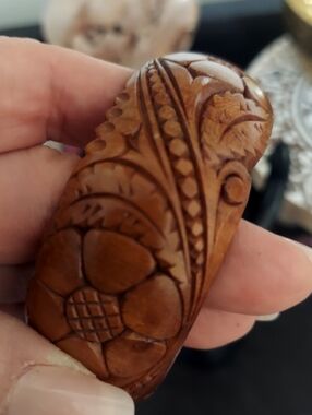 Beautidyl Hand-Carved Floral Wooden Bracelet - Warm Brown